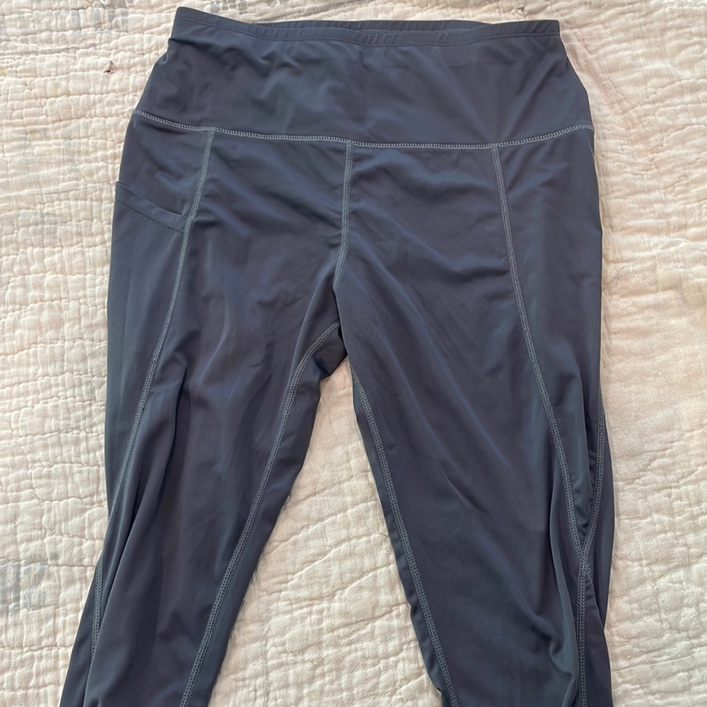 Gray leggings with pockets
